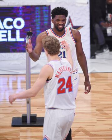 Lauri Markkanen, ganador de su cara a cara con Joel Embiid.