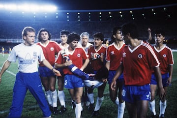 Roberto Rojas en 1989 en un Brasil-Chile simuló que una bengala lanzada desde las gradas de Maracaná le había herido en el rostro. La revisión de las imágenes televisivas demostró que ningún objeto le había golpeado y el meta tuvo que acabar confesando que fue él quien se autolesionó con una cuchilla de afeitar que se guardaba en el guante. La FIFA castigó con dureza al jugador con una sanción de por vida. Además Chile quedó descalificada del Mundial de Italia 90 y de la clasificación para Estados Unidos 94.