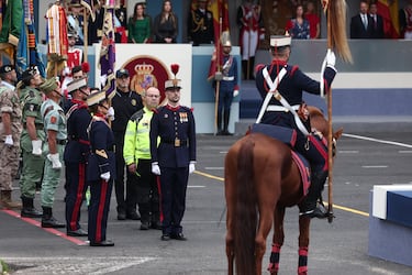 Acto solemne de homenaje a la bandera nacional y desfile militar por el 12 de octubre, Día de la Hispanidad.