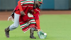 Zarape, botas y estilo, así salió Randy a calentar