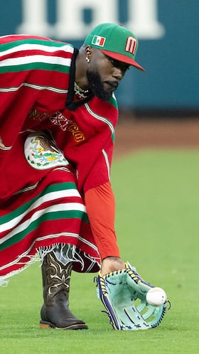 Zarape, botas y estilo, así salió Randy a calentar