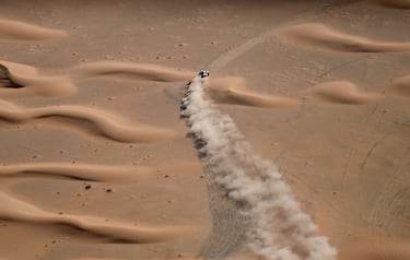 Nasser Al-Attiyah y su copiloto francés Mathieu Baumel compiten durante la etapa de hoy.