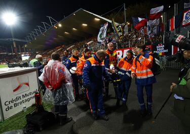 Desire Doue sale del campo entre lágrimas y ayudado para ser trasladado en camilla.