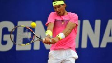 El espa&ntilde;ol Rafael Nadal devuelve una bola al argentino Juan Monaco 