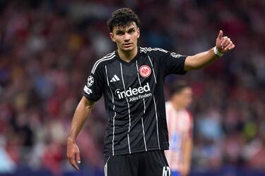 La principal amenaza de este Eintracht es su capacidad ofensiva y parte de ello tiene culpa el jugador nacido en Regensburg. Su comienzo ha sido el de una de las revelaciones del fútbol europeo. En un total de 8 a 9 partidos (contando Bundesliga, Champions y Copa de Alemania, hasta principios de octubre de 2025), ha registrado un impacto ofensivo muy alto: 6 goles y 4 asistencias.