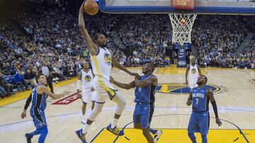 November 13, 2017; Oakland, CA, USA; Golden State Warriors forward Kevin Durant (35) dunks the basketball against the Orlando Magic during the second half at Oracle Arena. Mandatory Credit: Kyle Terada-USA TODAY Sports