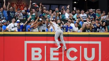 Salto casi imposible para atrapar un 'home run'