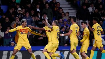 SAN SEBASTIÁN, 04/11/2023.- El defensa uruguayo del FC Barcelona Ronald Araújo (i) celebra su gol con sus compañeros durante el partido de la jornada 12 de LaLiga que Real Sociedad y FC Barcelona disputan hoy sábado en el Reale Arena, en San Sebastián. EFE/Juan Herrero
