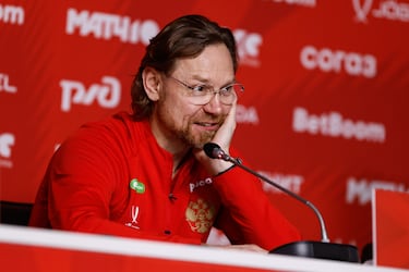 Valery Karpin, seleccionador ruso, durante una rueda de prensa.