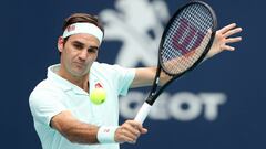 Roger Federer devuelve una bola ante John Isner durante la final del Miami Open Presented by Itau en el Hard Rock Stadium de Miami Gardens, Florida.