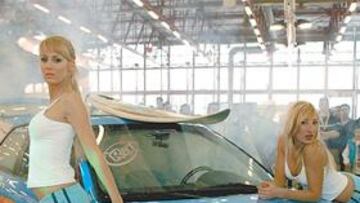 <b>EXPECTACIÓN. </b>Los coches y las chicas del Madrid Tuning Show and Festival provocan una gran expectación en este variado salón del automóvil.