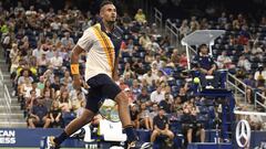 El tenista australiano Nick Kyrgios devuelve una bola a Radu Albot de Moldavia, durante su partido de primera ronda del Abierto de Tenis de Estados Unidos en el Centro Nacional de Tenis USTA en Flushing Meadows, Nueva York (EE.UU.).