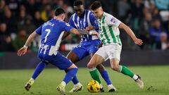 SEVILLA, 18/02/2024.- El centrocampista del Betis Marc Roca (d) lucha con Álex Sola (i) y con Samuel Omorodion, ambos del Alavés, durante el partido de la jornada 25 de LaLiga EA Sports disputado este domingo en el estadio Benito Villamarín de Sevilla. EFE/José Manuel Vidal
