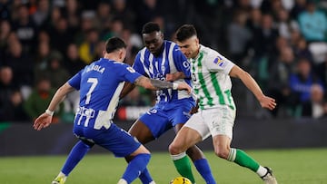 SEVILLA, 18/02/2024.- El centrocampista del Betis Marc Roca (d) lucha con Álex Sola (i) y con Samuel Omorodion, ambos del Alavés, durante el partido de la jornada 25 de LaLiga EA Sports disputado este domingo en el estadio Benito Villamarín de Sevilla. EFE/José Manuel Vidal
