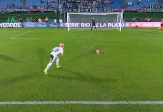 Tira “uno de los peores penaltis de la historia” y lo que sucede después es más viral que el propio lanzamiento: surrealista