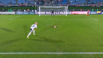 Tira “uno de los peores penaltis de la historia” y lo que sucede después es más viral que el propio lanzamiento: surrealista
