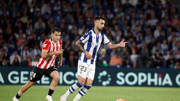 SAN SEBASTIÁN, 04/05/2025.- El centrocampista de la Real Sociedad Brais Méndez (d) pelea un balón ante el centrocampista del Athletic Beñat Prados, durante el partido de LaLiga EA Sports de fútbol que Real Sociedad y Athletic Club disputan este domingo en el Reale Arena, en San Sebastián. EFE/Juan Herrero