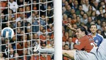 <b>EN PLANCHA. </b>Así marcó el argentino Tévez su primer gol con el Manchester, ayer en Old Trafford.