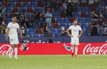 Los jugadores del Real Madrid tras encajar el 1-1.

