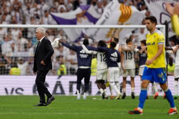 Ancelotti abandona el césped mientras los jugadores celebran.