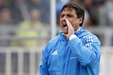 El entrenador de Universidad de Chile Angel Guillermo Hoyos da instrucciones a sus jugadores durante el partido de primera division contra Santiago Wanderers disputado en el estadio Elias Figueroa de Valparaiso, Chile.