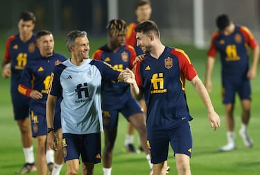 Luis Enrique charla con Aymeric Laporte durante el entrenamiento. 


