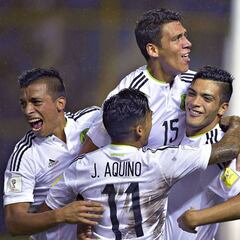 México vence a El Salvador y sigue con paso perfecto