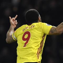 Deeney la lía: doble peineta a los aficionados del Chelsea