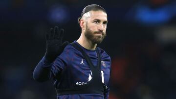 Sergio Ramos, jugador del Paris Saint-Germain, calienta antes de un partido.