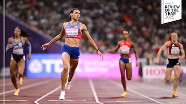 La estadounidense Sydney McLaughlin-Levrone demostró en los Mundiales de Atletismo de Tokio por qué es una de las reinas de este deporte. McLaughlin, oro olímpico y mundial en las pruebas del 400 vallas (donde ostenta el récord del mundo) y en el relevo 4x400, se convirtió además en la reina de los 400 metros lisos con su marca de 47.78, quedándose a tan solo 18 centésimas del récord del mundo de 47.60 que ostenta Marita Koch, de la extinta República Democrática Alemana, desde 1985. Una barrera que McLaughlin-Levrone quiere derribar en 2026.