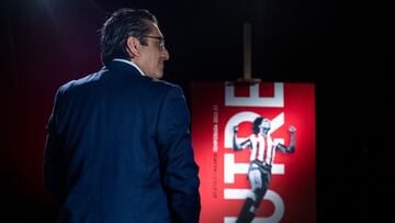 Futre presenta el carnet de socio del Atl&eacute;tico de Madrid con su imagen