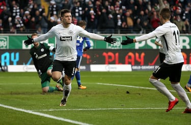 En el 2017 fichó por el equipo alemán, primero en préstamo y finalmente en propiedad por 22,34M€ y, en dos temporadas (2017-2018 y 2018-2019), subió su potencia goleadora hasta los 36 tantos con el Eintracht.