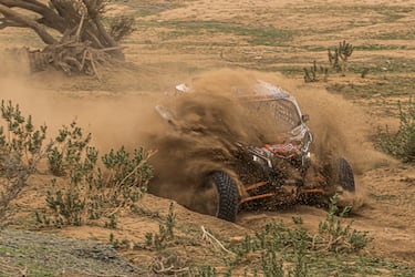 El Dakar abandona el campamento inicial para entrar de lleno en el desierto saudí. Ayer los participantes 
se dirigieron a Al Ula, al norte de la península arábiga. El paisaje ofrece arena, piedra y matojos a partes iguales. En la imagen, los españoles Jordi Segura y Sergi Brugué sortean una nube de polvo al volante de su buggy. 