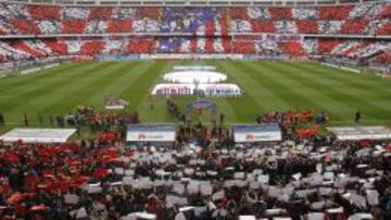 A REVENTAR. La afición del Calderón llenó el estadio en el último derbi madrileño.