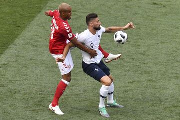 Mathias Jorgensen intenta conseguir el balón de la posesión de Olivier Giroud.