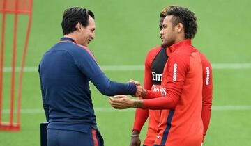 Paris Saint-Germain's (PSG) Spanish coach Unai Emery (L) shakes hands with PSG's Brazilian forward Neymar during a training session at the Camp des Loges in Saint-Germain-en-Laye, near Paris