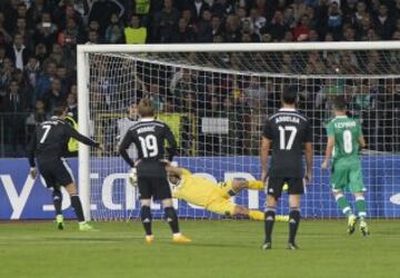 El portero Stoyanov para el primero de los penaltis lanzado por Cristiano Ronaldo.