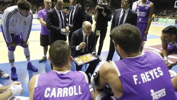 Pablo Laso da instrucciones a sus jugadores durante el partido contra el Betis.