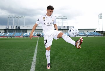 Brahim toca el balón en el Alfredo Di Stéfano el día de su segunda presentación como jugador del Real Madrid.