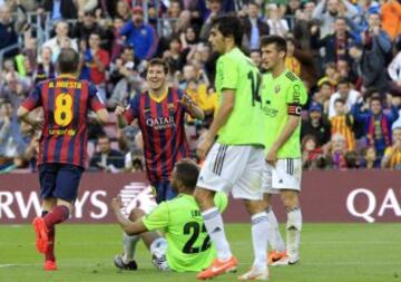 El delantero argentino del FC Barcelona Lionel Messi celebra con su compañero Andrés Iniesta, el gol que ha marcado al Osasuna, cuarto para el conjunto azulgrana, durante el partido de la vigésima octava jornada de liga de Primera División disputado esta tarde en el Camp Nou.