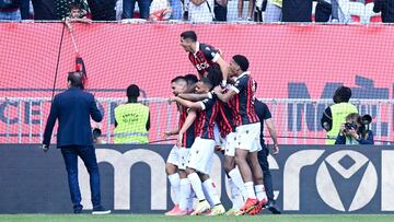 Los jugadores del Niza celebran la remontada conseguida ante el Olympique de Lyon en la Ligue 1.