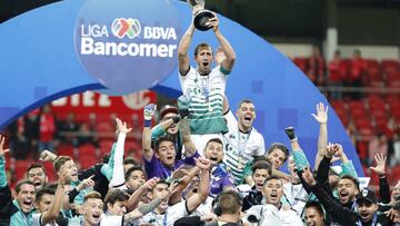 Jugadores de Santos celebran su triunfo ante Toluca hoy, domingo 20 de mayo de 2018, durante el juego de vuelta de la final del torneo mexicano de f&uacute;tbol celebrado en el estadio Nemesio D&iacute;ez en la ciudad de Toluca (M&eacute;xico).
 
 