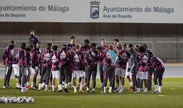 Zinedine Zidane con el grupo de jugadores.