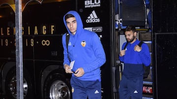 El Valencia durmi&oacute; en Madrid. Ferr&aacute;n Torres y Sito, novedad, y Gameiro y Wass, en la llegada al Hotel Cuzco.