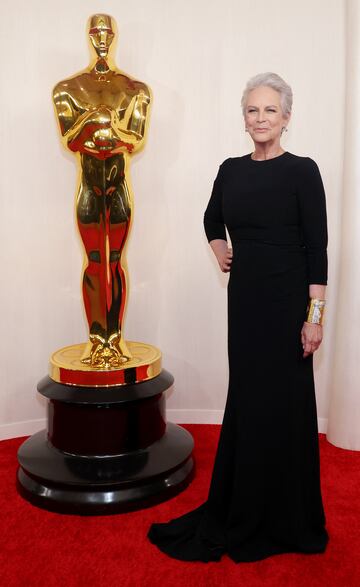 Jamie Lee Curtis, ganadora de el Oscar a la Mejor Actriz de reparto el año pasado, a su llegada a la alfombra roja.