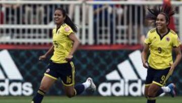 Lady Andrade (izq) celebra el gol ante Francia. 