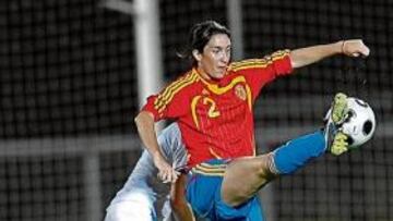 <b>CASI FUERA. </b>Silvia Meseguer, ayer, controlando un balón.