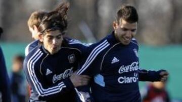 <b>AJENO. </b>Kun protege el balón ante el marcaje de Éver Banega. El crack argentino aún no sabe su futuro.