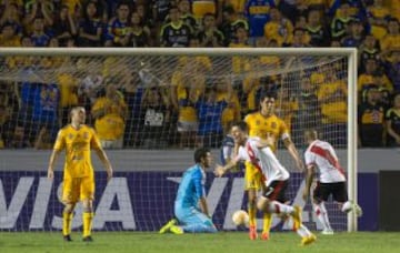 Con un pie en octavos de final, Tigres recibió a River y parecía que ganaría cómodamente, pues al medio tiempo ya gananaban con goles de Damián Álvarez y Egidio Arévalo, pero en los últimos minutos el cuadro pampero remontó gracias a Rodrigo Mora y Teofilo Gutiérrez.