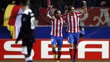 Juanfran y Godín celebran el gol del uruguayo en el Atlético-Lazio de la Europa League 2011-12.